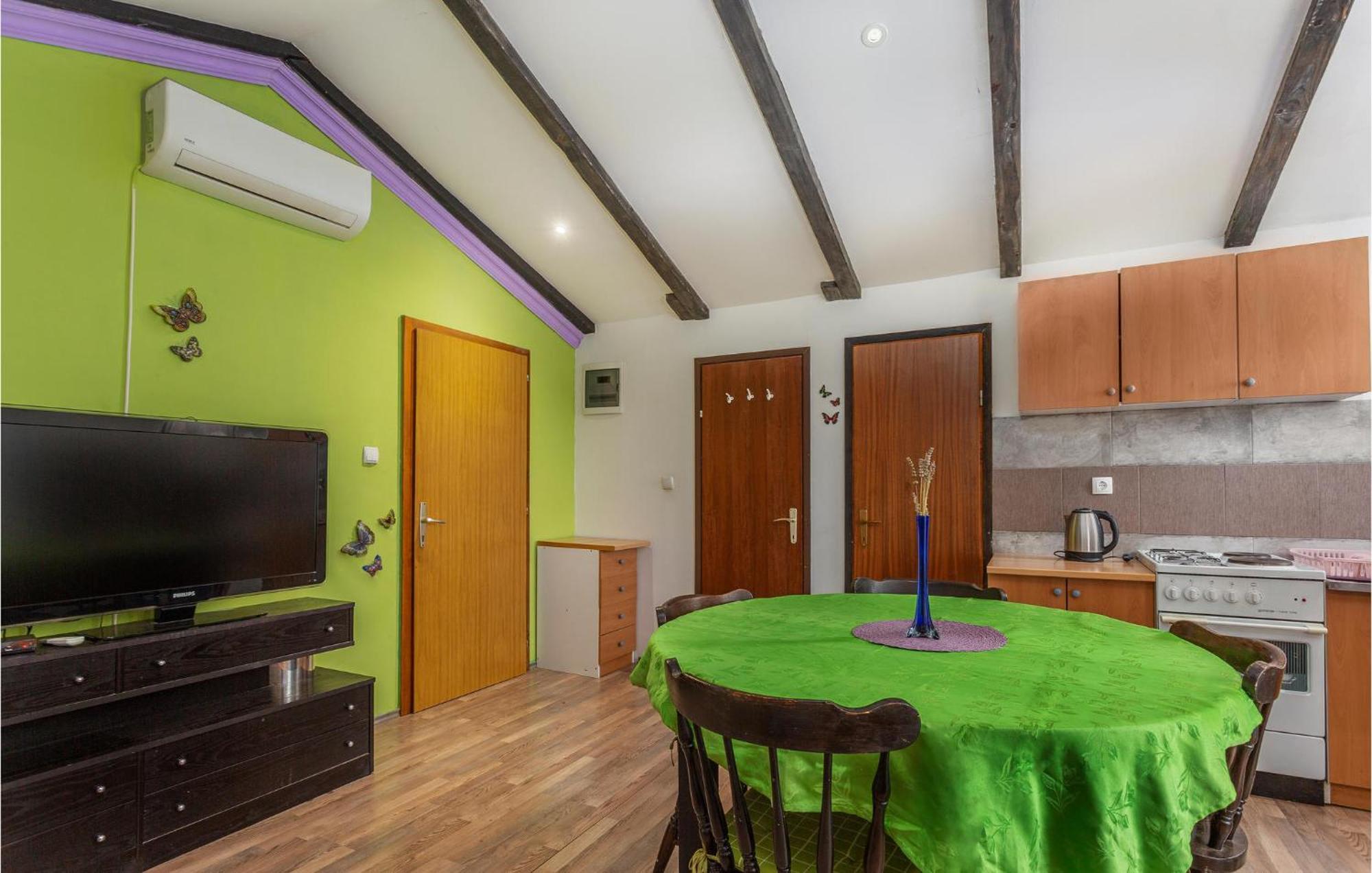 2 Bedroom Amazing Apartment In Njivice Εξωτερικό φωτογραφία